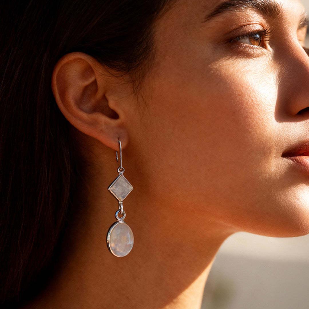 أقراط توهج القمر - أوبال أبيض