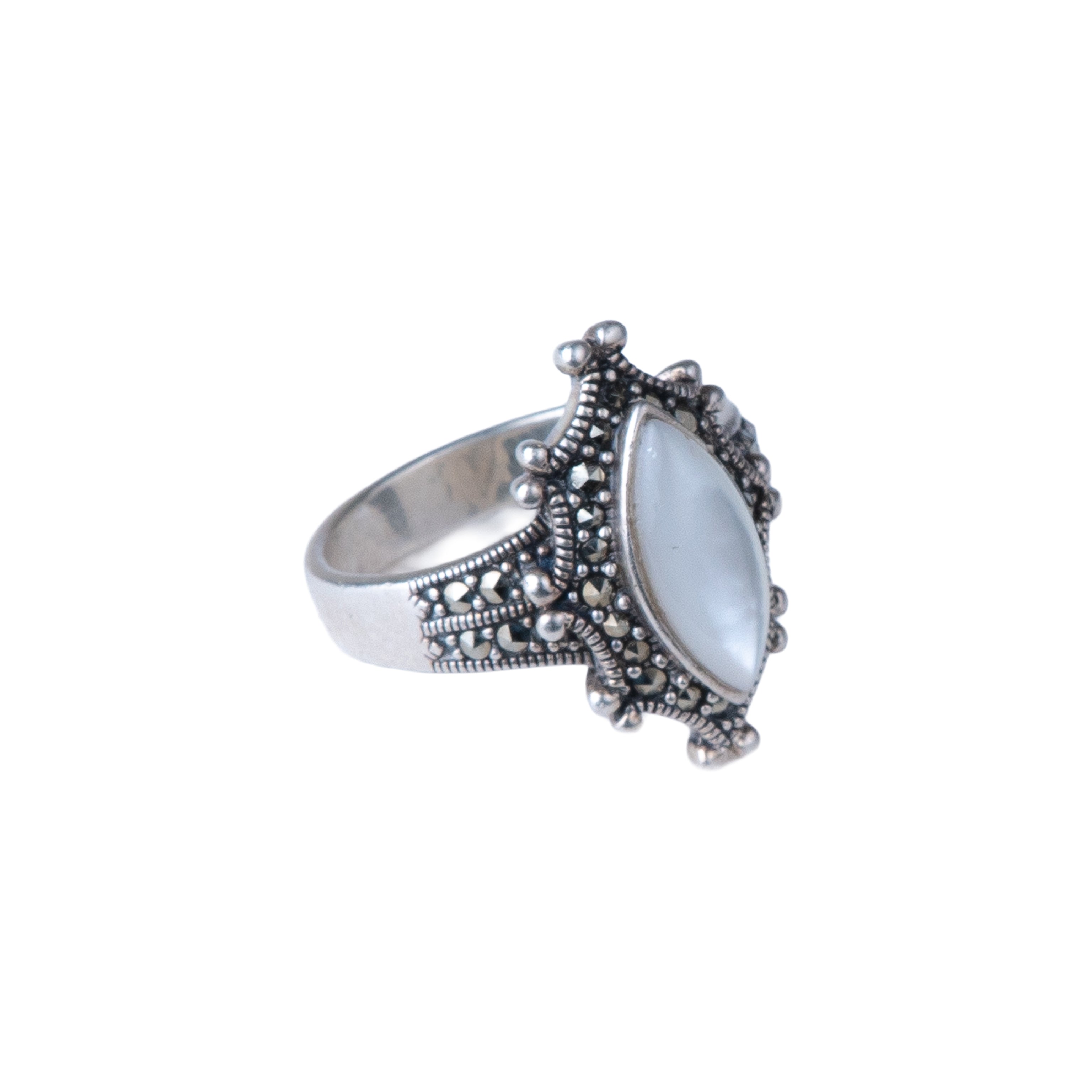 خاتم القمر - حجر القمر الأبيض