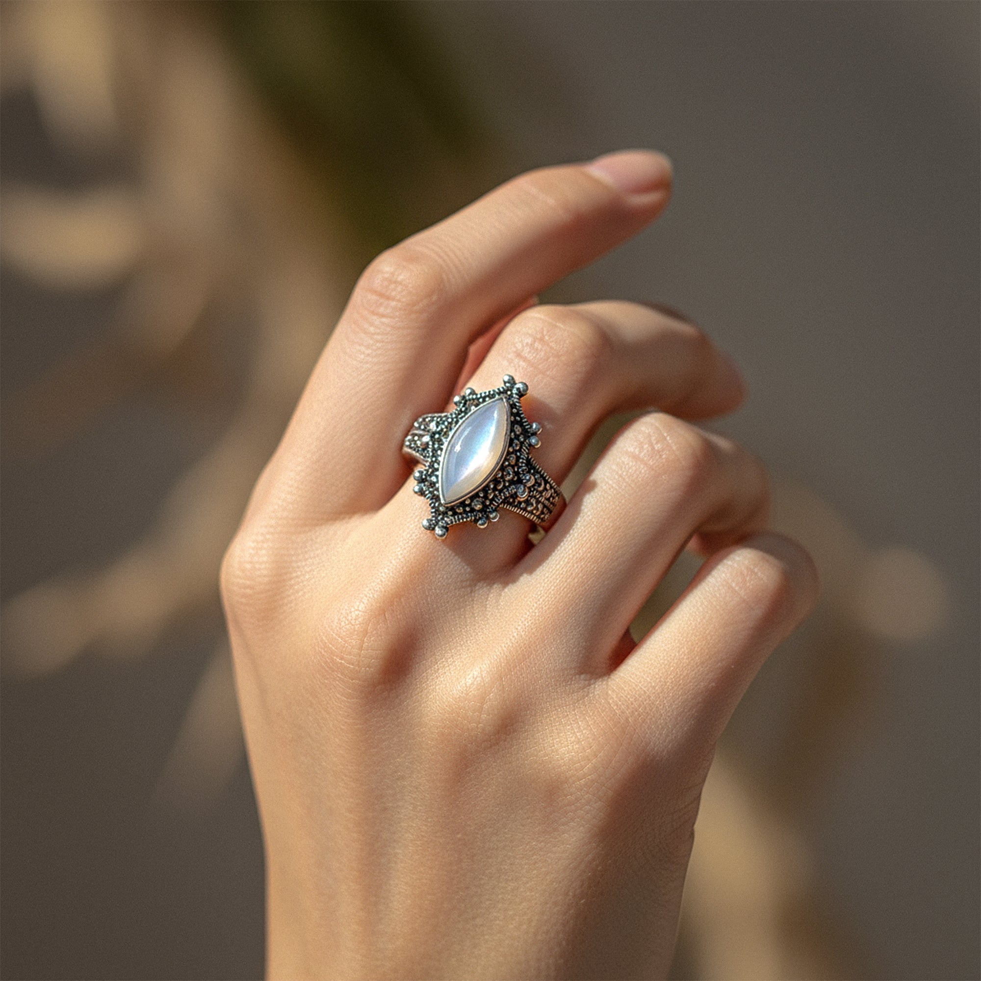 خاتم القمر - حجر القمر الأبيض