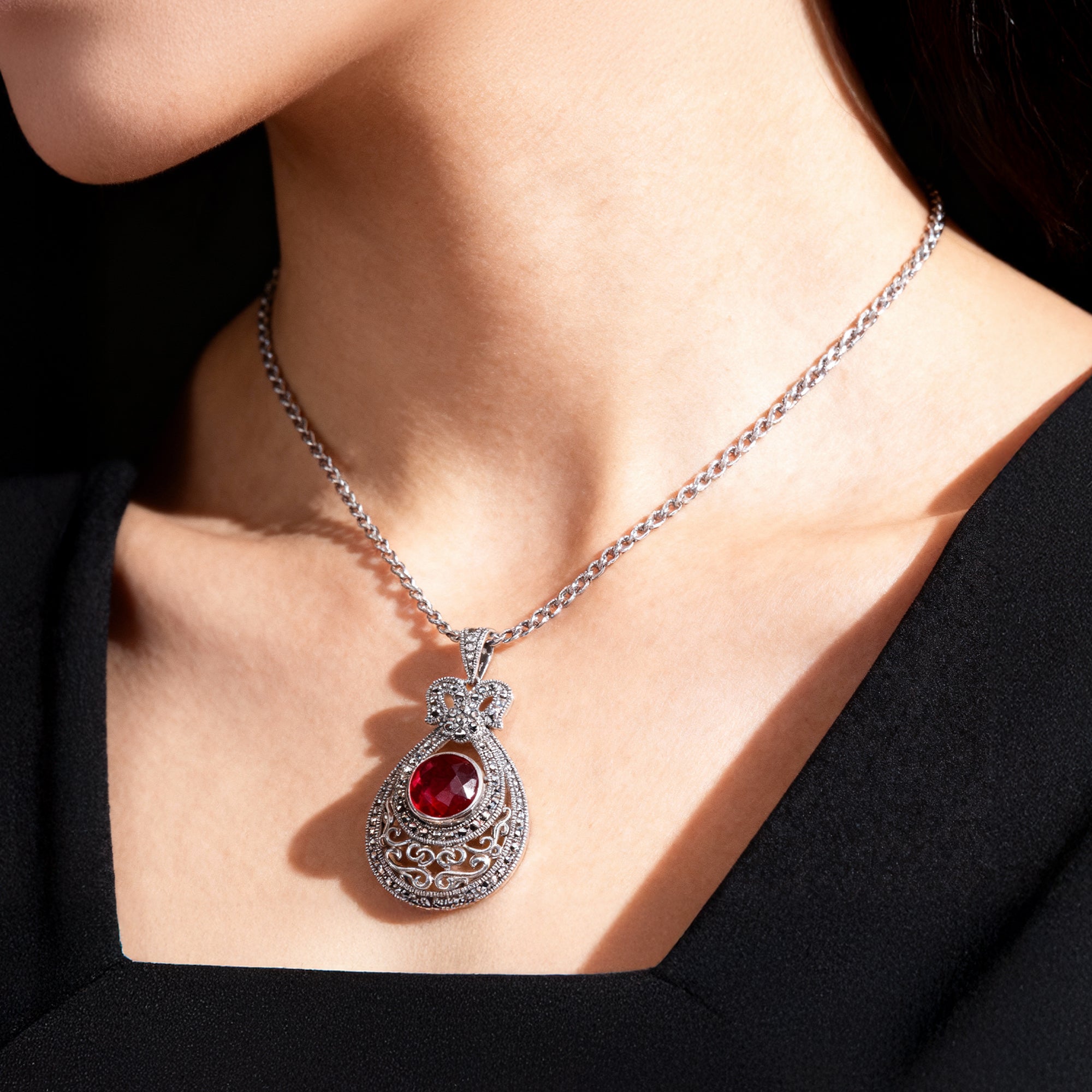 Vintage Royal Necklace - Red Garent